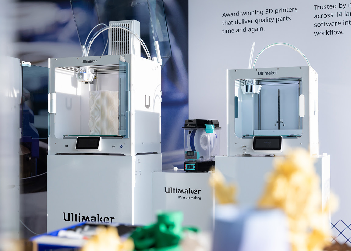 Two Ultimaker 3D printers in the MakerMondo showroom.