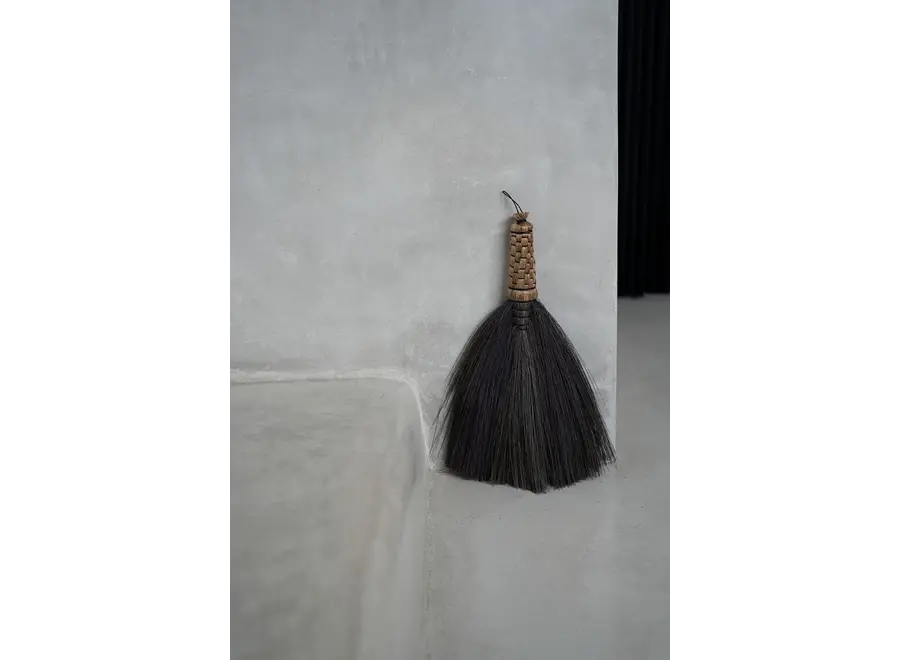 The Sweeping Brush - Black