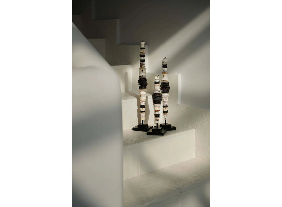 La Conchiglia di Denaro su Stand - Bianco Nero - L