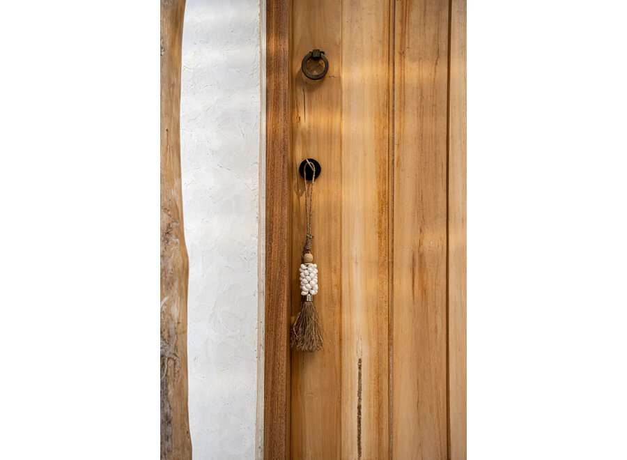 De White Shell en Raffia Hangdecoratie