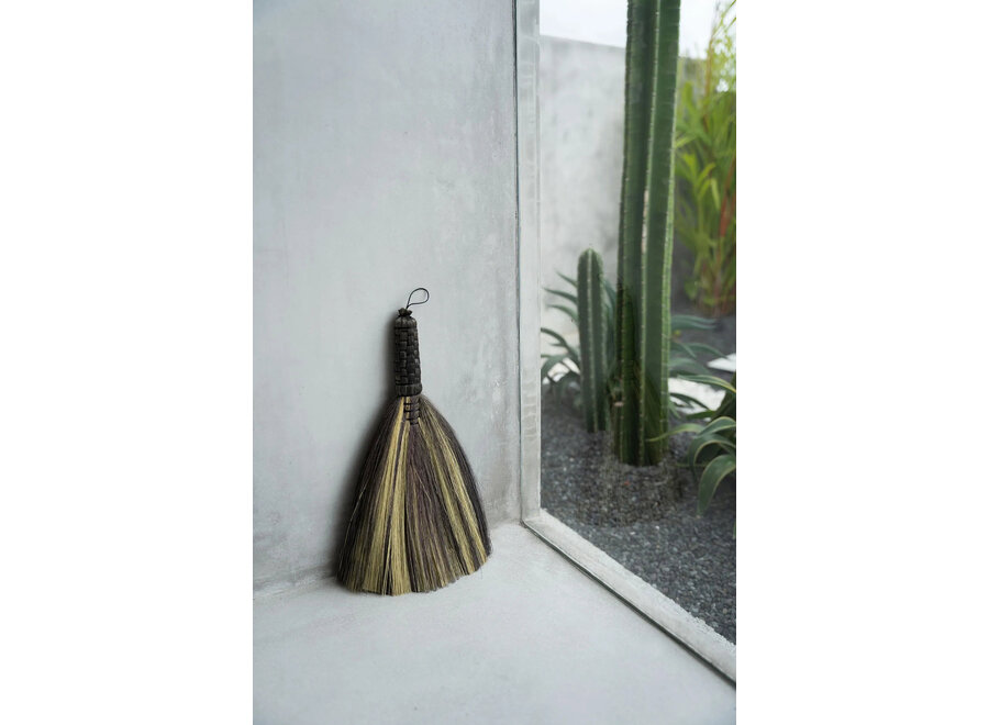 The Sweeping Brush - Black Natural