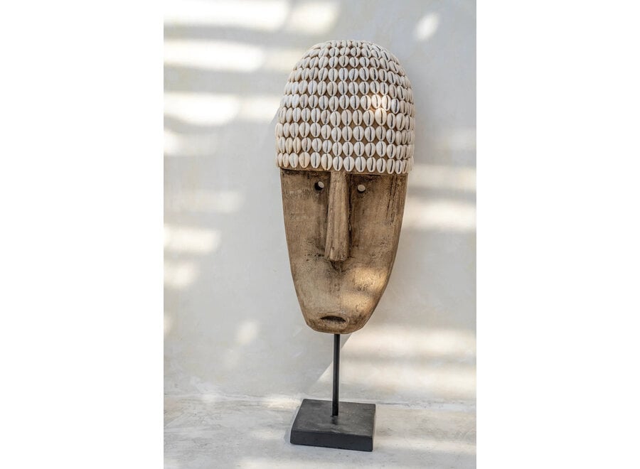 Le Masque De Cowrie Sur Pied - L