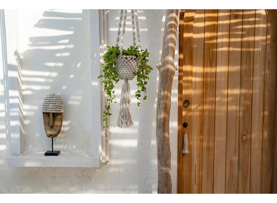 Le Masque De Cowrie Sur Pied - M