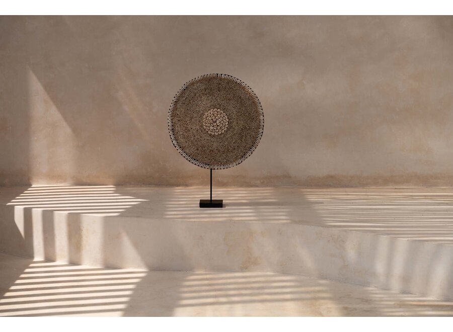 The Shell Guadeloupe on Stand - Natural White