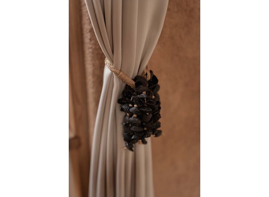 The Midnight Shell Tassel - Black