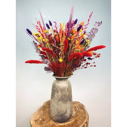Bouquets colorés en cours de séchage