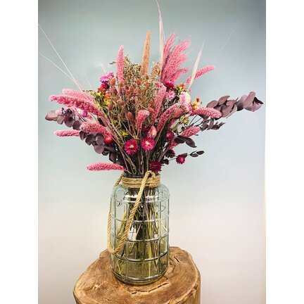 Pastellfarbene getrocknete Blumensträuße