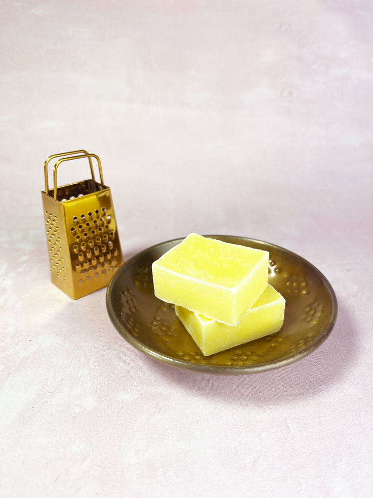 Plat en ambre "gold" avec motif
