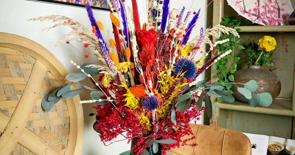 ¿Cómo debo cuidar mis flores secas durante las vacaciones?