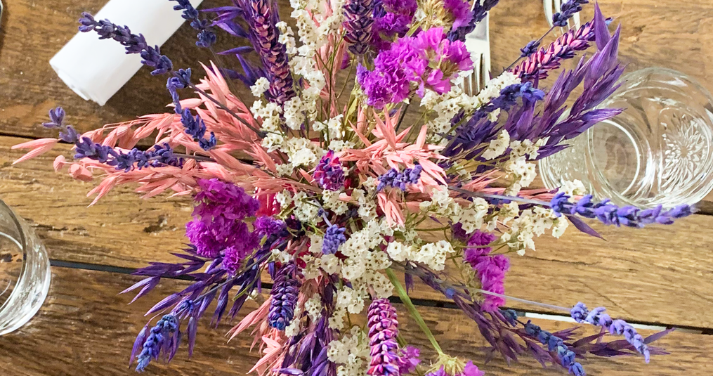 Hur behåller torkade blommor sin färg?