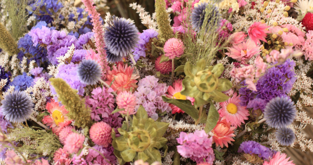 Hur arrangerar man torkade blommor?