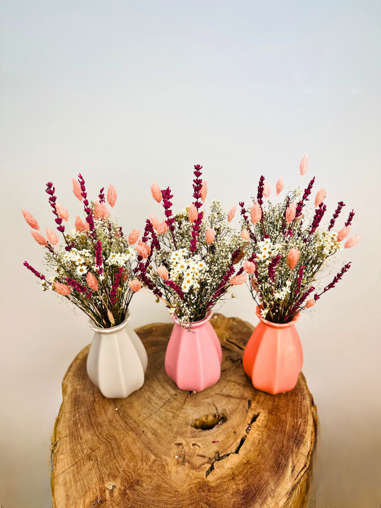 Ramo de flores secas "Rosas de Ensueño" con jarrón incluido | 30cm