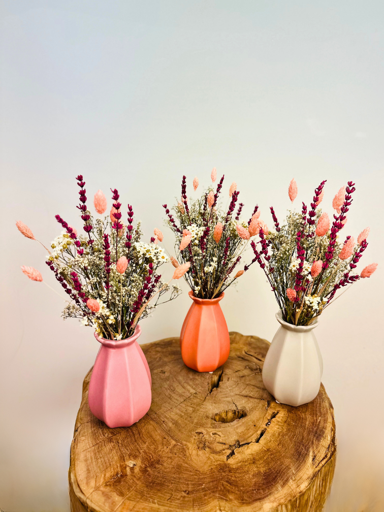 Ramo de flores secas "Rosas de Ensueño" con jarrón incluido | 30cm
