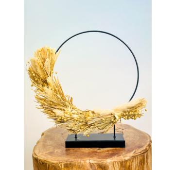 Decorative ring with dried flowers