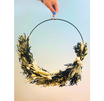 Decorative ring with dried flowers and pendant | black/white