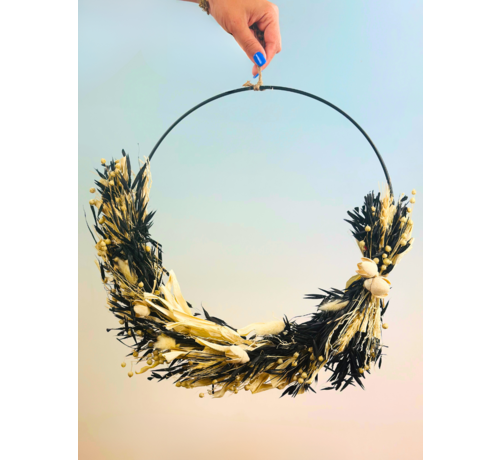 Decorative ring with dried flowers and pendant | black/white | 42cm