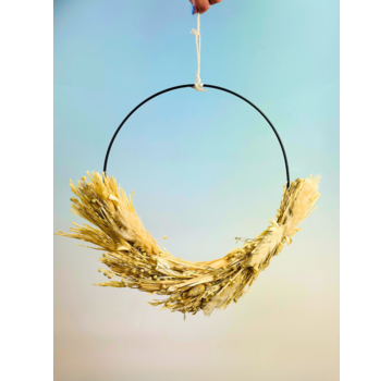Decorative ring with dried flowers and pendant | bleached