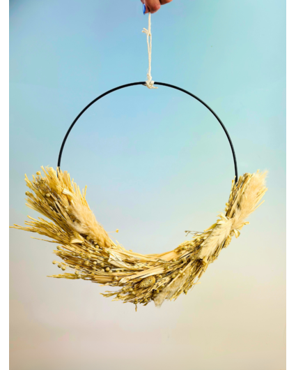 Decorative ring with dried flowers and pendant | bleached