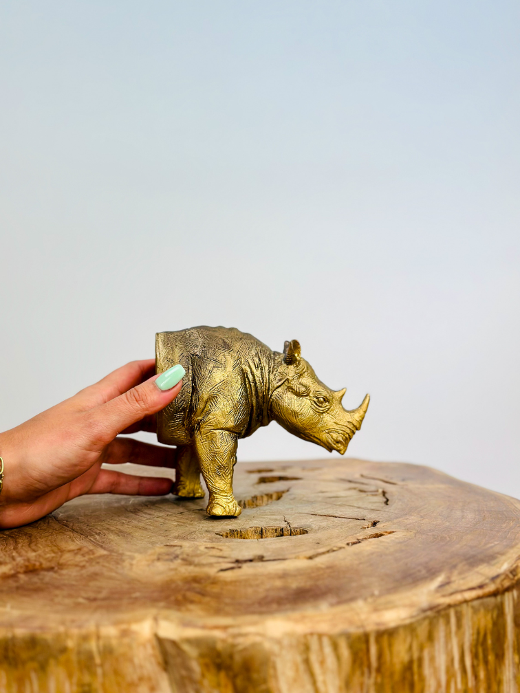 Väggskulptur Noshörning - guld - (polyresin) | 7x11x13 cm |.