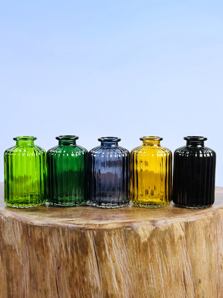 Trockenblumen in bunten Vasen