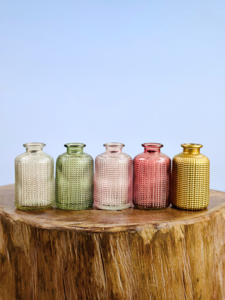 Trockenblumen in bunten Vasen