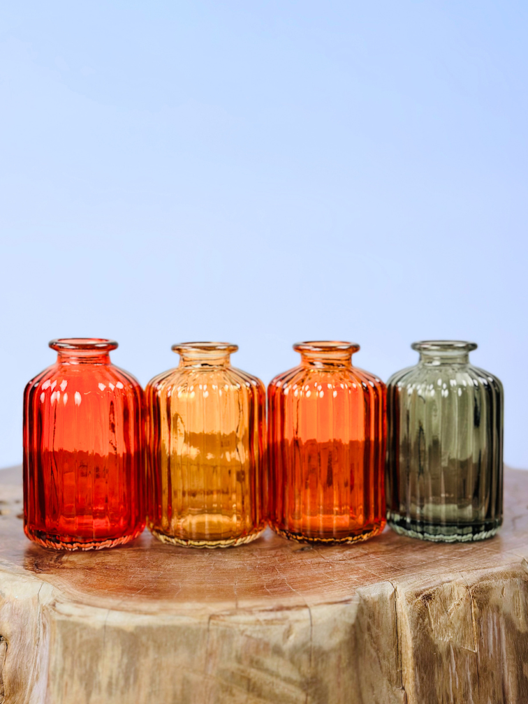 Trockenblumen in bunten Vasen