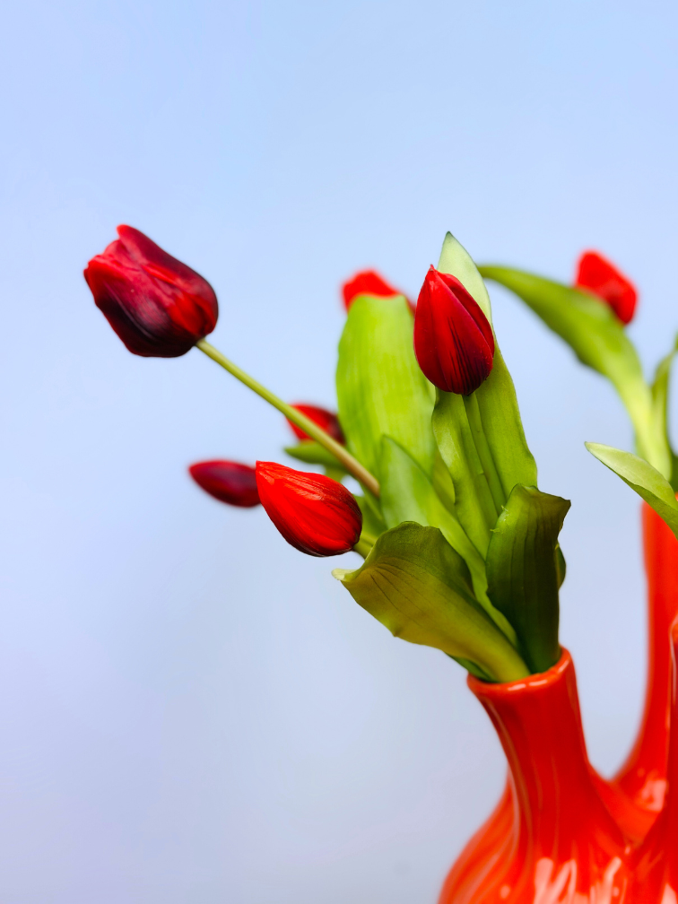 Bouquet artificiale "Tulipani rossi" – incl. vaso per tulipani arancione | 45 cm
