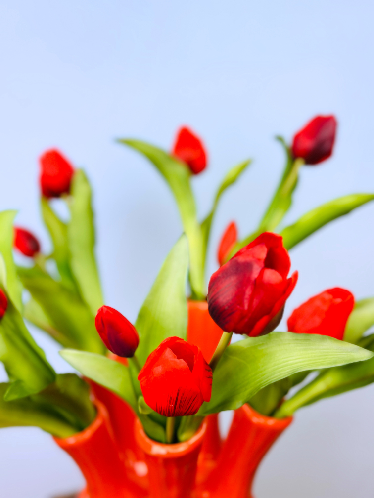 Bouquet artificiale "Tulipani rossi" – incl. vaso per tulipani arancione | 45 cm