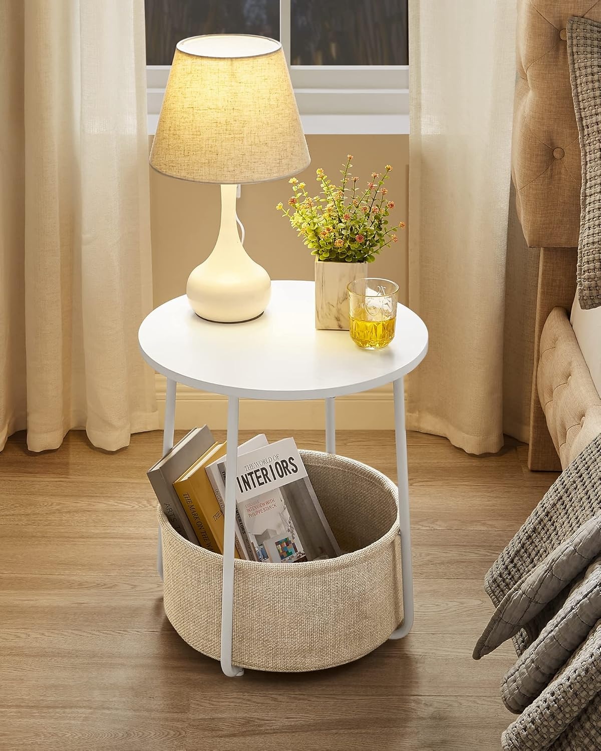Bijzettafel, ronde bijzettafel met stoffen mand, ruim, voor woonkamer, slaapkamer, nachtkastje, moderne stijl, wit en beige
