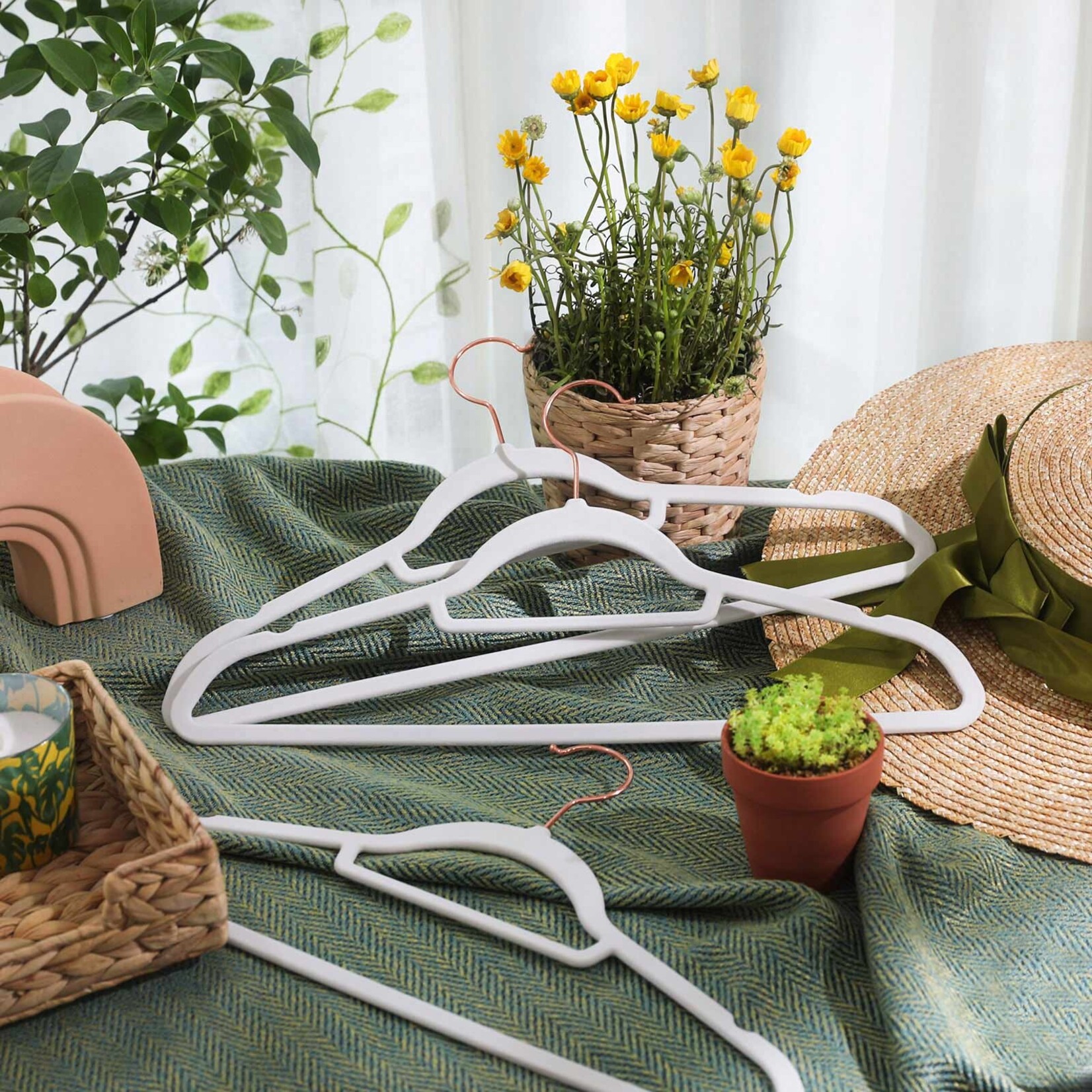 Kledinghangers - kleerhangers- 50 stuks - antislip - premium kwaliteit - duurzaam en dun - 0,5 cm dik - ruimtebesparend - sterk hoogwaardig kunststof - voor volwassenen - 41,5 cm breed - grijsÂ 