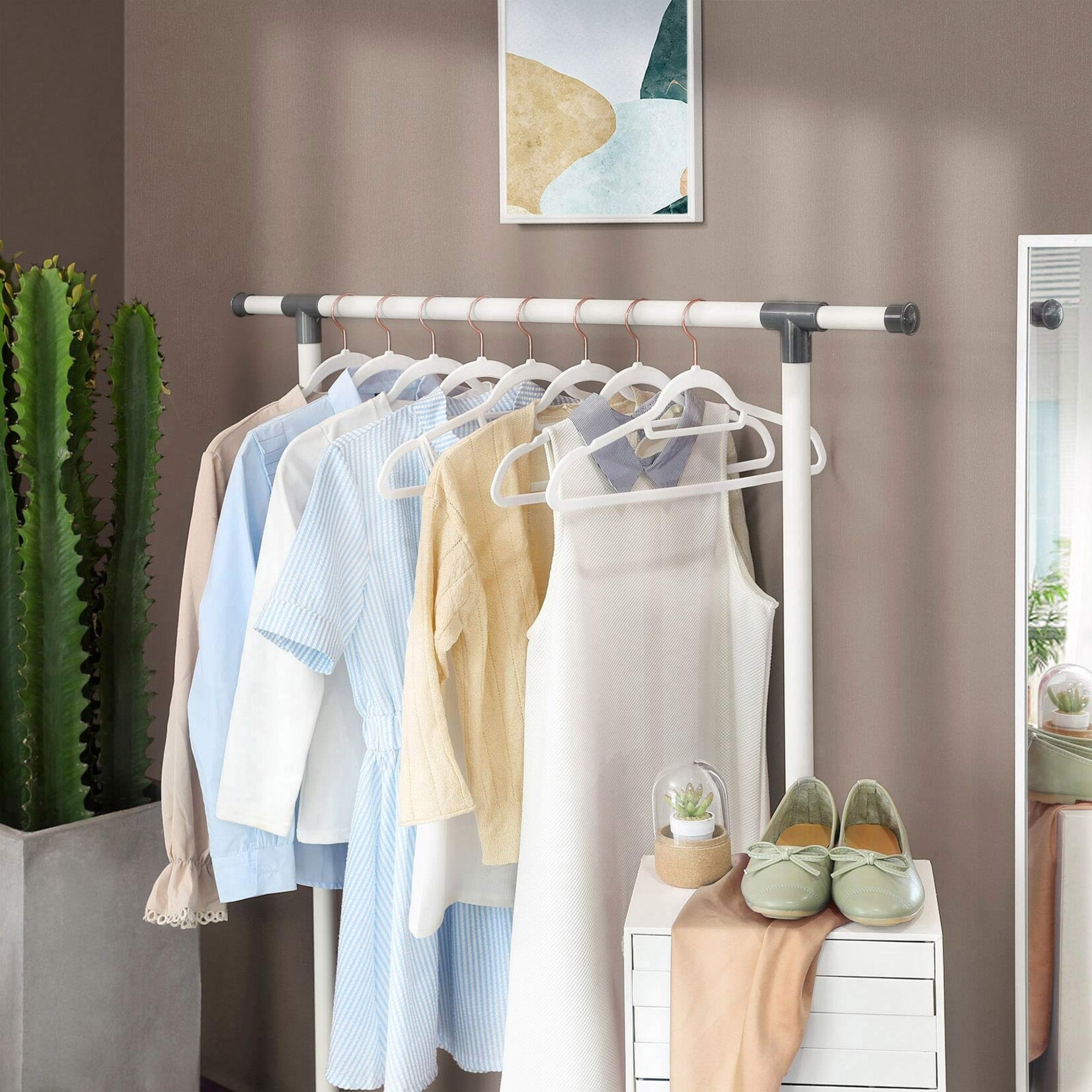 Kledinghangers - kleerhangers- 50 stuks - antislip - premium kwaliteit - duurzaam en dun - 0,5 cm dik - ruimtebesparend - sterk hoogwaardig kunststof - voor volwassenen - 41,5 cm breed - grijsÂ 