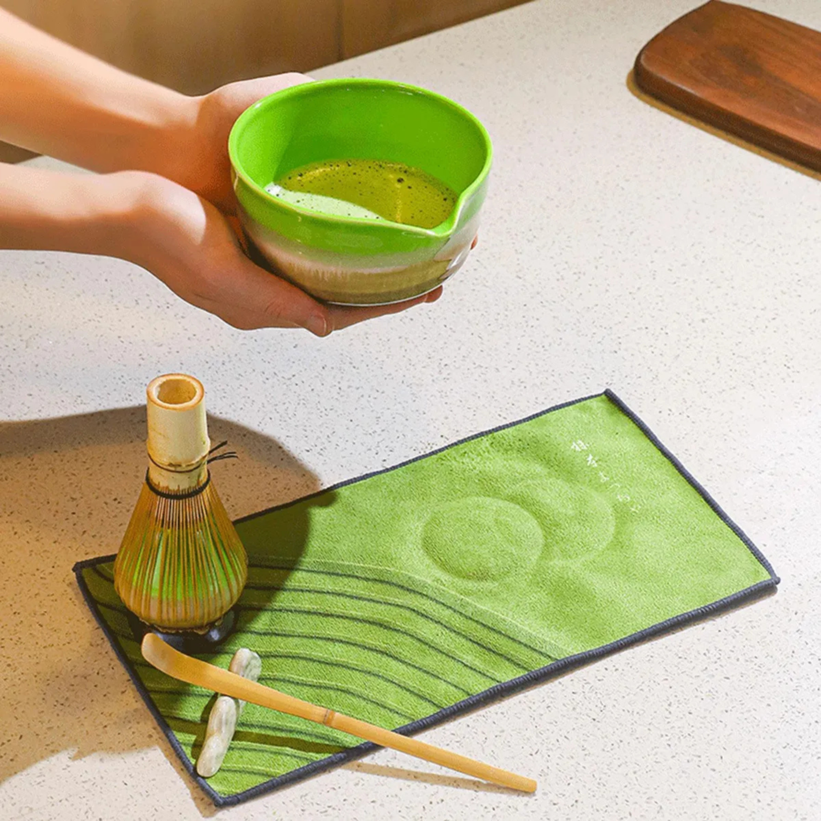 Parya Parya  - Matcha Set – 7-Delig – Matcha Thee Set Compleet – Inclusief Kom – Bamboe Klopper – Houder – Zeefje en Accessoires – Keramiek – Groen – Luxe Geschenkdoos