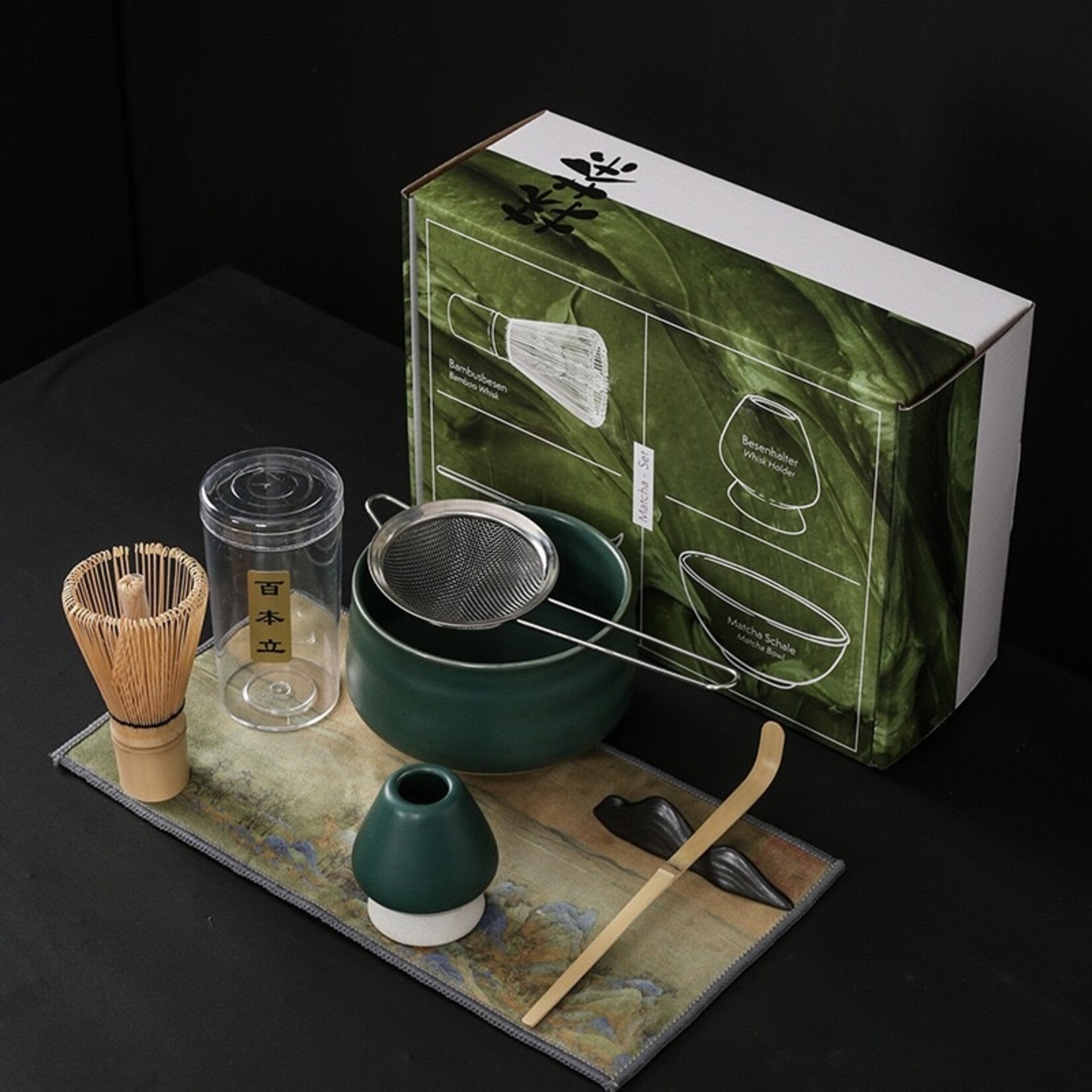 Parya Parya – Matcha Set – 8-Delig – Matcha Thee Set Compleet – Inclusief Matcha Kom – Bamboe Klopper – Klopperhouder – Zeefje – Lepel – Mat – Keramiek – Donkergroen – Luxe Geschenkdoos