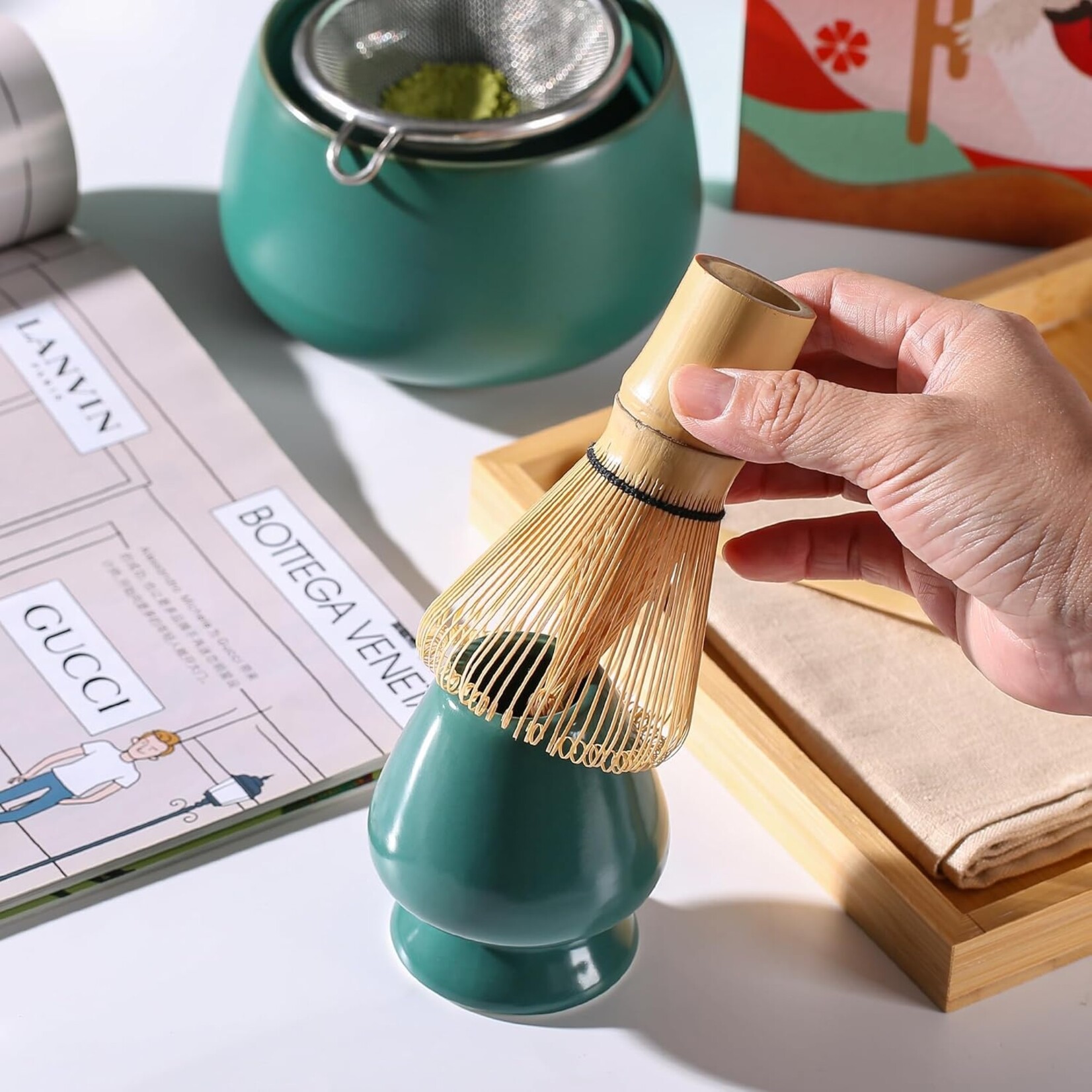 Parya Parya – Matcha Set – 8-Delig – Matcha Thee Set Compleet – Inclusief Matcha Kom – Bamboe Klopper – Klopperhouder – Zeefje – Lepel – Mat – Keramiek – Donkergroen – Luxe Geschenkdoos