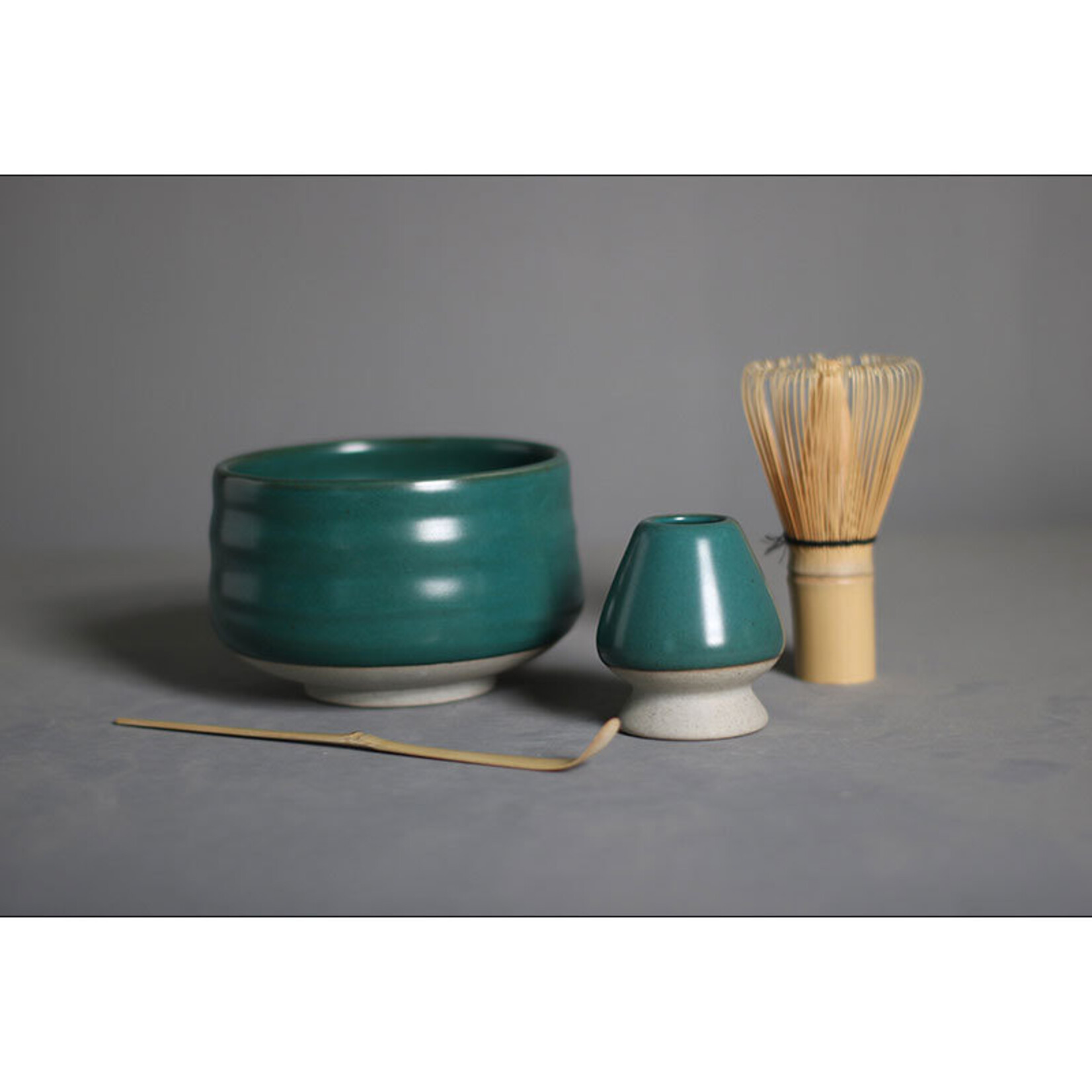 Parya Parya – Matcha Set – 8-Delig – Matcha Thee Set Compleet – Inclusief Matcha Kom – Bamboe Klopper – Klopperhouder – Zeefje – Lepel – Mat – Keramiek – Donkergroen – Luxe Geschenkdoos