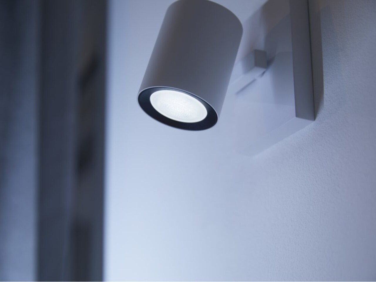Philips HUE Leuchtmittel GU10 400 Lumen Weißes Ambiente Philips HUE Leuchtmittel GU10 400 Lumen Weißes Ambiente