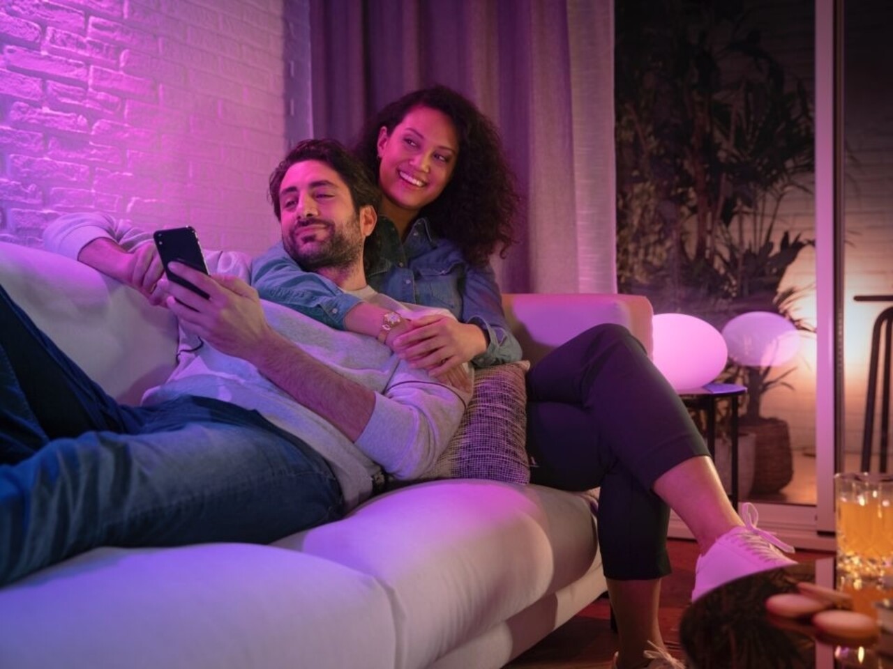 Philips HUE Lichtquelle GU10 350 Lumen Weiß und Farbe Ambiance Philips HUE Lichtquelle GU10 350 Lumen Weiß und Farbe Ambiance