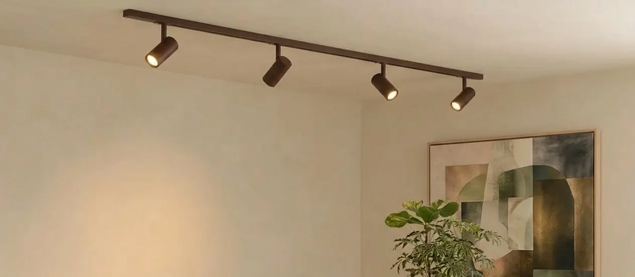 Schienensystem in Beige und Kakao für ein warmes Interieur Schienensystem in Beige und Kakao für ein warmes Interieur