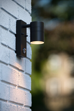Lucide ARNE-LED IR - Wandstrahler / Wandleuchte Indoor/Outdoor - Ø 6,3 cm - LED - GU10 - 1x5W 2700K - IP44 - Bewegungs- & Tag/Nachtsensor - Schwarz