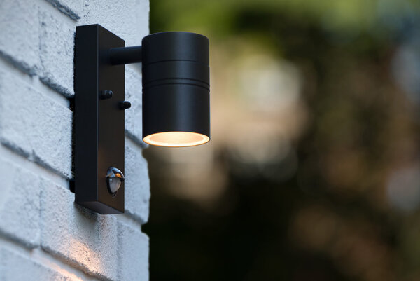 Lucide ARNE-LED IR - Wandstrahler / Wandleuchte Indoor/Outdoor - Ø 6,3 cm - LED - GU10 - 1x5W 2700K - IP44 - Bewegungs- & Tag/Nachtsensor - Schwarz