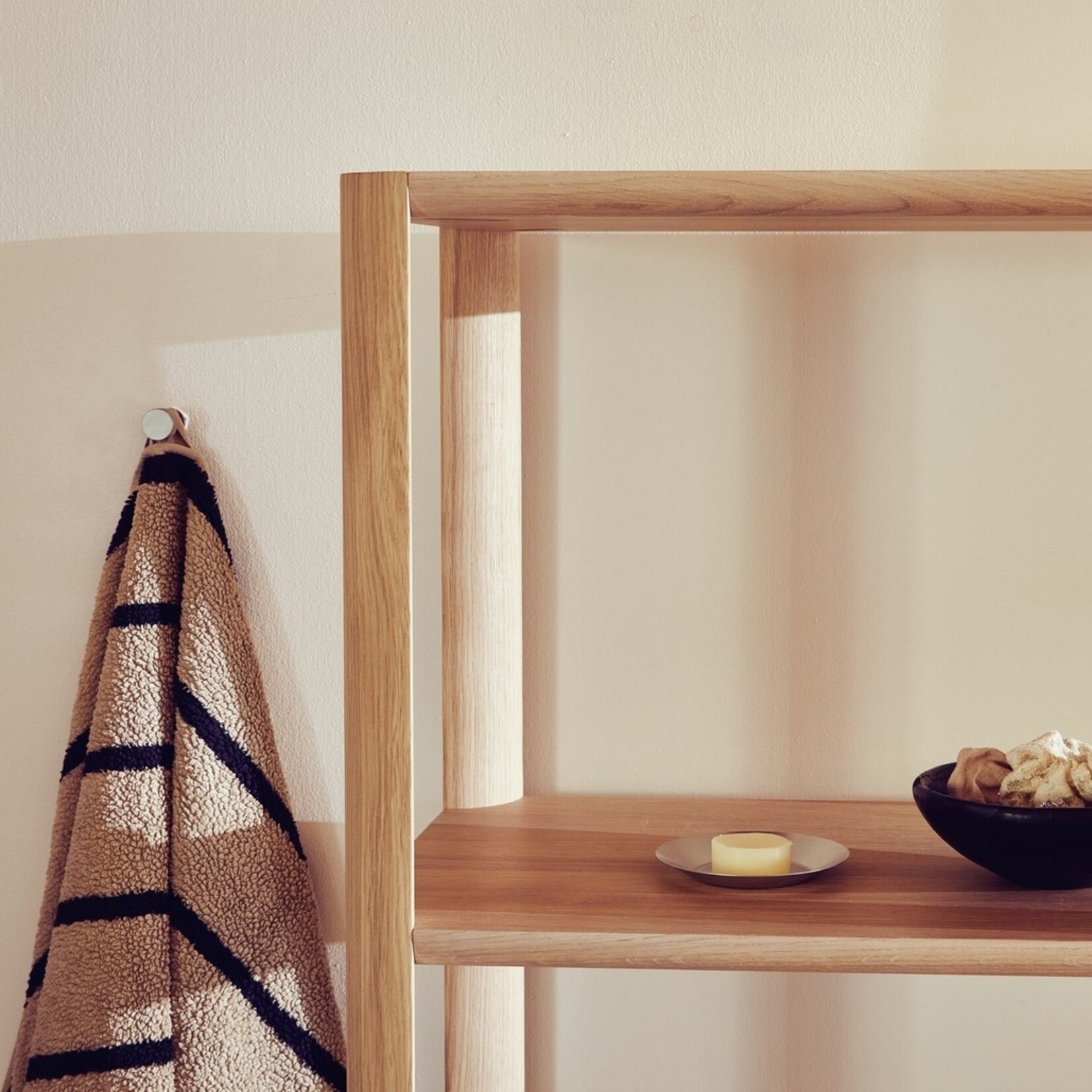 Form & Refine Angle hook - zwart