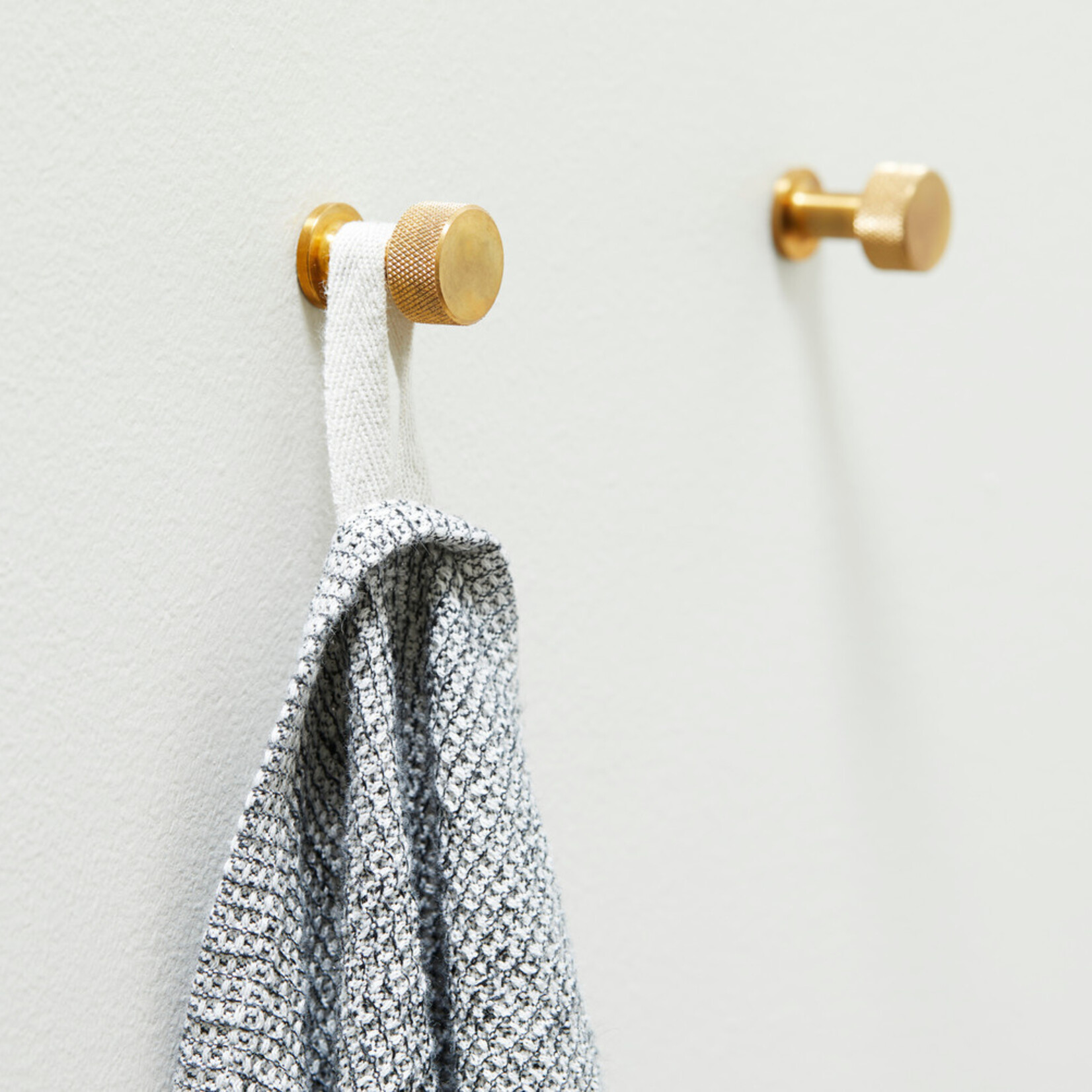 Form & Refine Angle hook - zwart