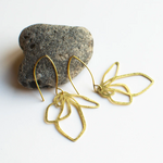 Fleur Fatale Flora statement flower Lily - large earhooks - goud