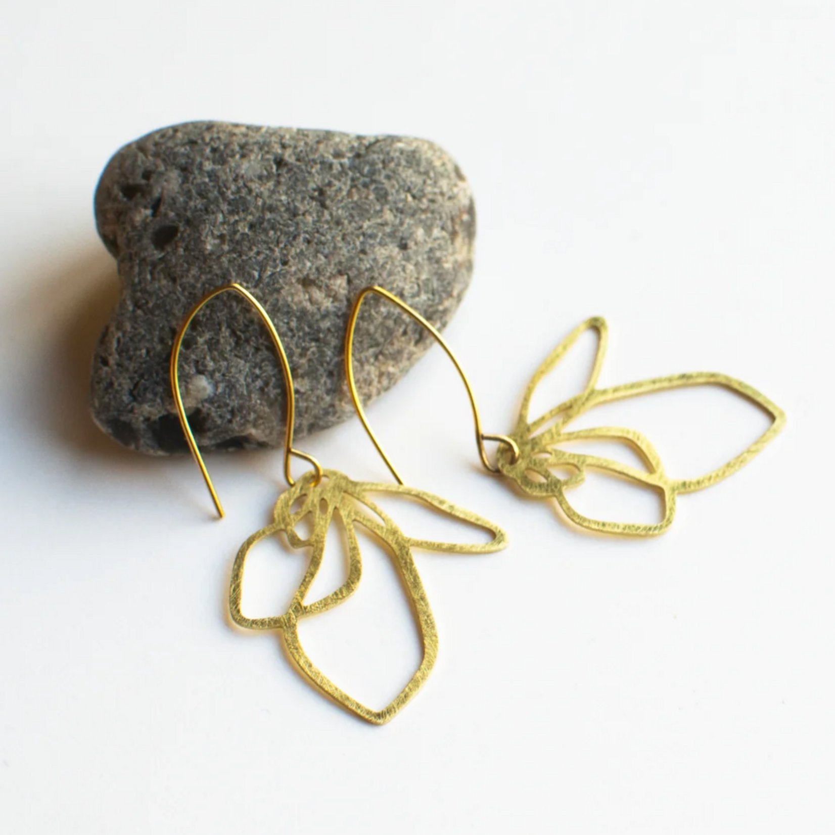 Fleur Fatale Flora statement flower Lily - large earhooks - goud