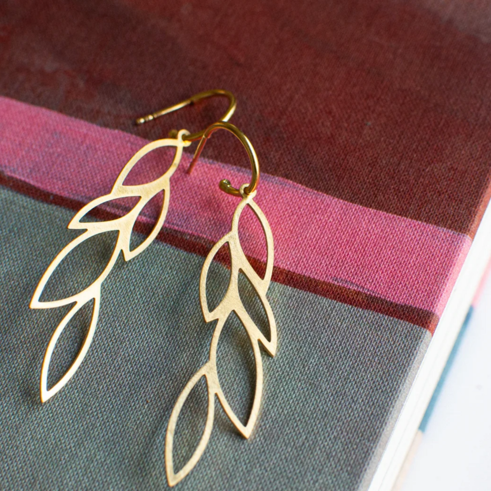 Fleur Fatale Flora - earhoops leaves - goud