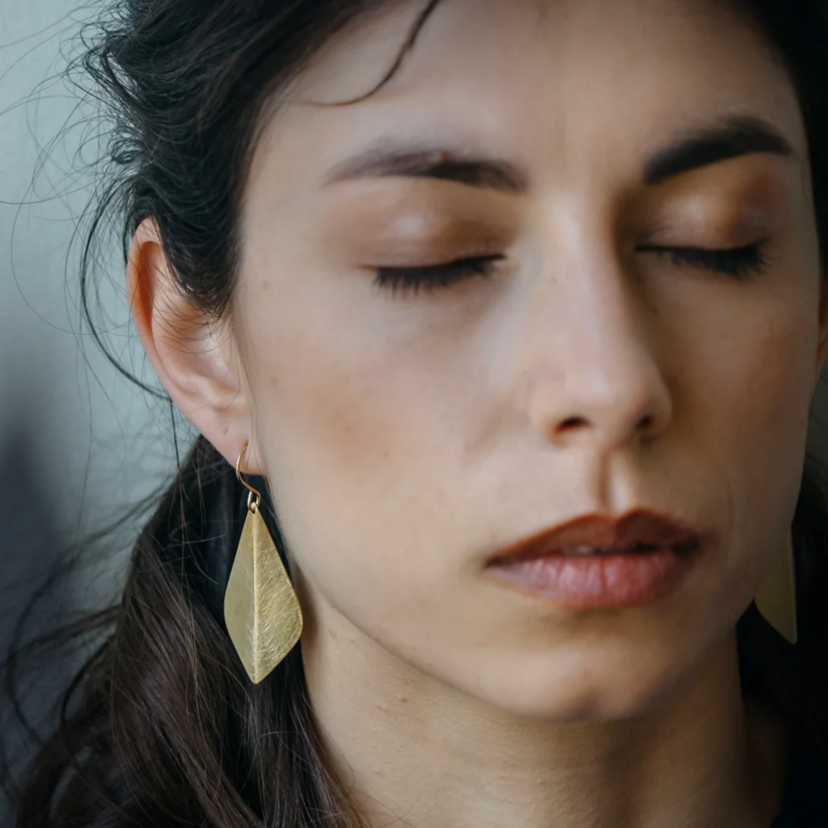 Fleur Fatale Frida - Big scarabee folded earhooks - goud