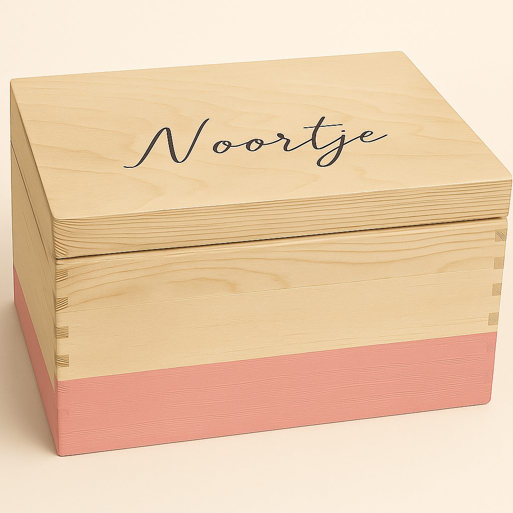 Houten geboortekist met naam opgeschilderd