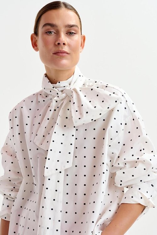 Essentiel Antwerp Weiße Bluse mit Schleifenkragen