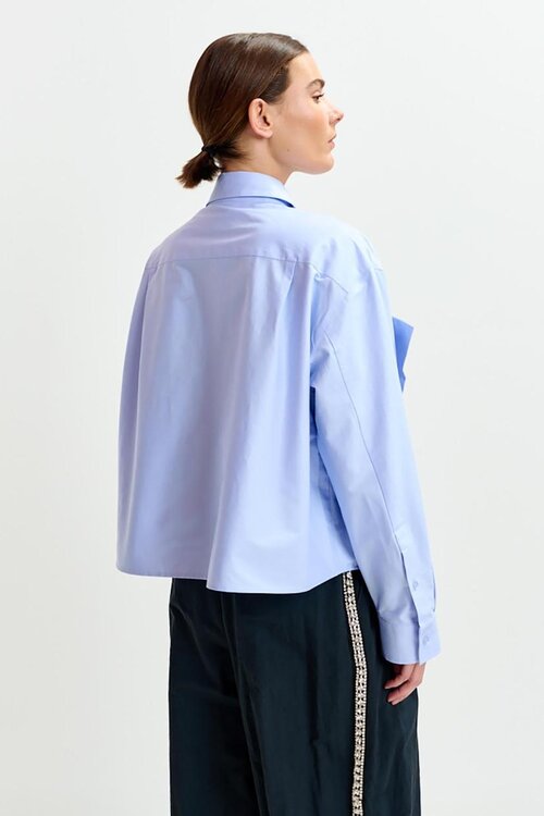 Essentiel Antwerp Hellblaue Schleifenbluse