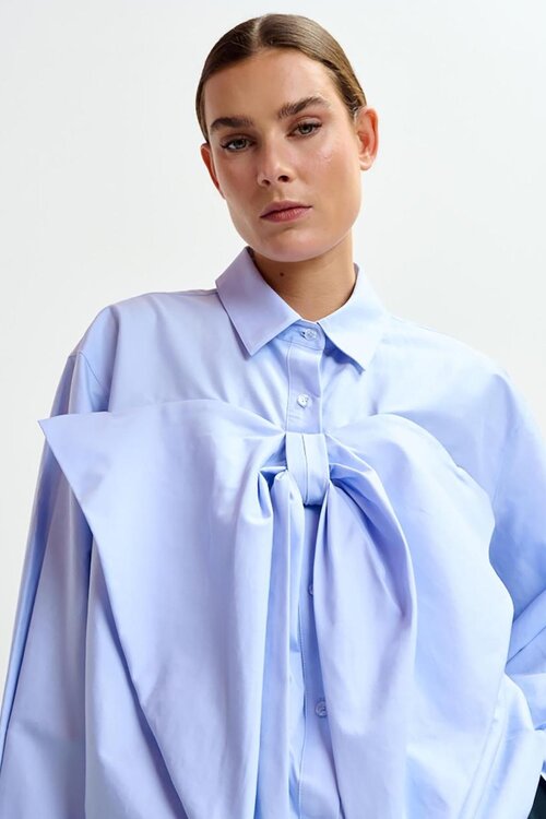 Essentiel Antwerp Hellblaue Schleifenbluse
